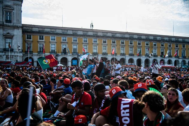 Portugal Fans Gather In Lisbon To Watch World Cup Match. Portuguese football supporters watch the FIFA World Cup, WM, Weltmeisterschaft, Fussball 2026 Group K match between Portugal and Uzbekistan on a giant screen at Terreiro do Paco (Praca do Comercio) in Lisbon, Portugal, on June 23, 2026. Lisbon Portugal  Copyright: xGabrielxBastosx originalFilename:mello-portugal251211_npkJF.jpg
