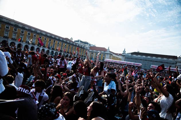 Portugal Fans Gather In Lisbon To Watch World Cup Match. Portuguese football supporters watch the FIFA World Cup, WM, Weltmeisterschaft, Fussball 2026 Group K match between Portugal and Uzbekistan on a giant screen at Terreiro do Paco (Praca do Comercio) in Lisbon, Portugal, on June 23, 2026. Lisbon Portugal  Copyright: xGabrielxBastosx originalFilename:mello-portugal251211_npnUN.jpg