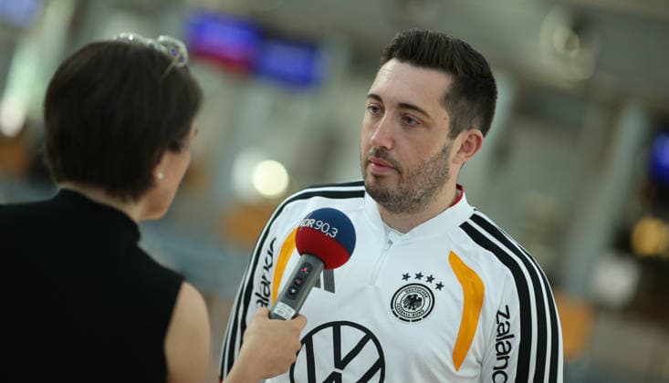 Abreise der deutschen Walking-Football-Nationalmannschaft zur UEFA Walking Football EURO Cup 2026, der ersten offiziellen Europameisterschaft in der Fußball-Variante in Nyon. Der Hamburger Fußball-Verband (HFV) stellte das DFB-Team für die Veranstaltung vom 24. bis 26. Juni. Die Abreise erfolgte am Mittwochmorgen vom Hamburg Airport Helmut Schmidt in Richtung Frankfurt. Von dort aus ging es dann nach Nyon. Im Bild: Teammanager Jean Künzel beim Interview mit dem Hörfunksender NDR 90,3. Fuhlsbüttel Hamburg *** Departure of the German Walking Football National Team for the 2026 UEFA Walking Football EURO Cup, the first official European Championship in this variation of soccer, in Nyon. The Hamburg Soccer Association (HFV) selected the DFB team for the event, which will take place from June 24 to 26. The team departed on Wednesday morning from Hamburg’s Helmut Schmidt Airport, heading for Frankfurt. From there, they traveled on to Nyon. Pictured