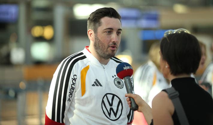 Abreise der deutschen Walking-Football-Nationalmannschaft zur UEFA Walking Football EURO Cup 2026, der ersten offiziellen Europameisterschaft in der Fußball-Variante in Nyon. Der Hamburger Fußball-Verband (HFV) stellte das DFB-Team für die Veranstaltung vom 24. bis 26. Juni. Die Abreise erfolgte am Mittwochmorgen vom Hamburg Airport Helmut Schmidt in Richtung Frankfurt. Von dort aus ging es dann nach Nyon. Im Bild: Teammanager Jean Künzel beim Interview mit dem Hörfunksender NDR 90,3. Fuhlsbüttel Hamburg *** Departure of the German Walking Football National Team for the 2026 UEFA Walking Football EURO Cup, the first official European Championship in this variation of soccer, in Nyon. The Hamburg Soccer Association (HFV) selected the DFB team for the event, which will take place from June 24 to 26. The team departed on Wednesday morning from Hamburg’s Helmut Schmidt Airport bound for Frankfurt. From there, they traveled on to Nyon. Pictured