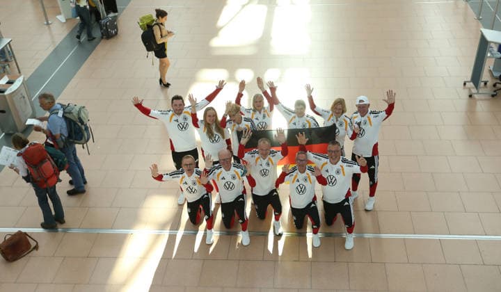 Abreise der deutschen Walking-Football-Nationalmannschaft zur UEFA Walking Football EURO Cup 2026, der ersten offiziellen Europameisterschaft in der Fußball-Variante in Nyon. Der Hamburger Fußball-Verband (HFV) stellte das DFB-Team für die Veranstaltung vom 24. bis 26. Juni. Die Abreise erfolgte am Mittwochmorgen vom Hamburg Airport Helmut Schmidt in Richtung Frankfurt. Von dort aus ging es dann nach Nyon. Im Bild: Das Team posiert vor dem Abflug im Terminal 2. Fuhlsbüttel Hamburg *** Departure of the German Walking Football National Team for the 2026 UEFA Walking Football EURO Cup, the first official European Championship in this variation of soccer, in Nyon. The Hamburg Soccer Association (HFV) fielded the DFB team for the event taking place from June 24 to 26. The team departed on Wednesday morning from Hamburg’s Helmut Schmidt Airport bound for Frankfurt. From there, they traveled on to Nyon. Pictured