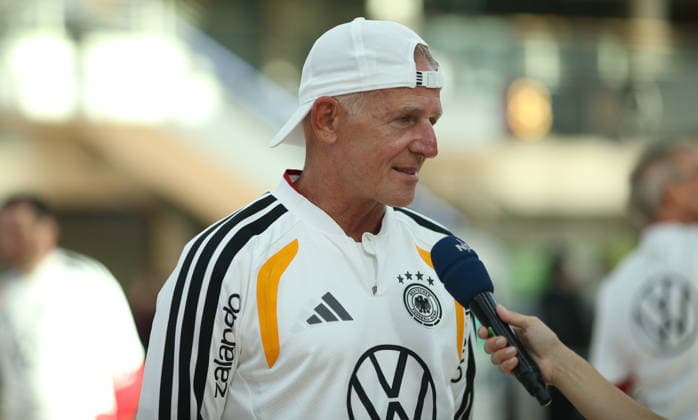 Abreise der deutschen Walking-Football-Nationalmannschaft zur UEFA Walking Football EURO Cup 2026, der ersten offiziellen Europameisterschaft in der Fußball-Variante in Nyon. Der Hamburger Fußball-Verband (HFV) stellte das DFB-Team für die Veranstaltung vom 24. bis 26. Juni. Die Abreise erfolgte am Mittwochmorgen vom Hamburg Airport Helmut Schmidt in Richtung Frankfurt. Von dort aus ging es dann nach Nyon. Im Bild: Nationaltrainer Andreas Hammer beim Interview mit dem NDR. Fuhlsbüttel Hamburg *** Departure of the German Walking Football National Team for the 2026 UEFA Walking Football EURO Cup, the first official European Championship in this variation of soccer, in Nyon. The Hamburg Soccer Association (HFV) selected the DFB team for the event, which will take place from June 24 to 26. The team departed on Wednesday morning from Hamburg’s Helmut Schmidt Airport, heading for Frankfurt. From there, they traveled on to Nyon. Pictured