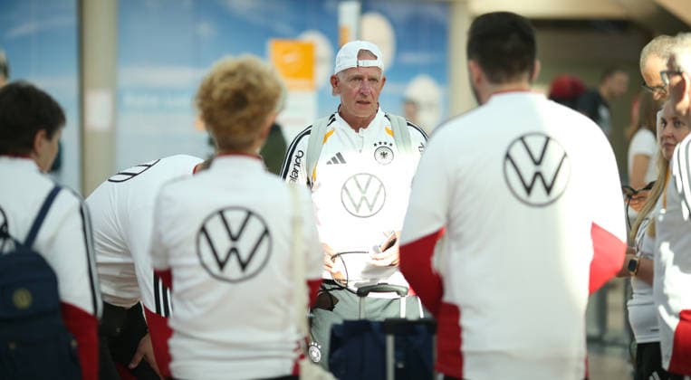Abreise der deutschen Walking-Football-Nationalmannschaft zur UEFA Walking Football EURO Cup 2026, der ersten offiziellen Europameisterschaft in der Fußball-Variante in Nyon. Der Hamburger Fußball-Verband (HFV) stellte das DFB-Team für die Veranstaltung vom 24. bis 26. Juni. Die Abreise erfolgte am Mittwochmorgen vom Hamburg Airport Helmut Schmidt in Richtung Frankfurt. Von dort aus ging es dann nach Nyon. Im Bild: Nationaltrainer Andreas Hammer (M.). Fuhlsbüttel Hamburg *** Departure of the German Walking Football National Team for the 2026 UEFA Walking Football EURO Cup, the first official European Championship in this variation of soccer, in Nyon. The Hamburg Soccer Association (HFV) fielded the DFB team for the event taking place June 24–26. The team departed on Wednesday morning from Hamburg’s Helmut Schmidt Airport bound for Frankfurt. From there, they traveled on to Nyon. Pictured