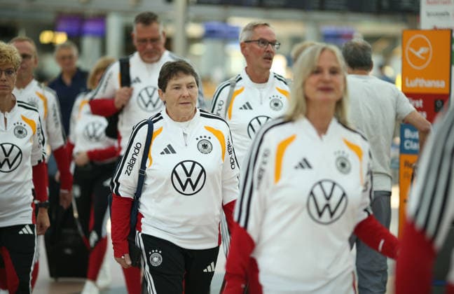 Abreise der deutschen Walking-Football-Nationalmannschaft zur UEFA Walking Football EURO Cup 2026, der ersten offiziellen Europameisterschaft in der Fußball-Variante in Nyon. Der Hamburger Fußball-Verband (HFV) stellte das DFB-Team für die Veranstaltung vom 24. bis 26. Juni. Die Abreise erfolgte am Mittwochmorgen vom Hamburg Airport Helmut Schmidt in Richtung Frankfurt. Von dort aus ging es dann nach Nyon. Fuhlsbüttel Hamburg *** Departure of the German Walking Football National Team for the 2026 UEFA Walking Football EURO Cup, the first official European Championship in this variation of soccer, held in Nyon. The Hamburg Soccer Association (HFV) fielded the DFB team for the event, which took place from June 24 to 26. The team departed on Wednesday morning from Hamburg’s Helmut Schmidt Airport, heading for Frankfurt. From there, they traveled on to Nyon. Fuhlsbüttel, Hamburg,detected_source_language