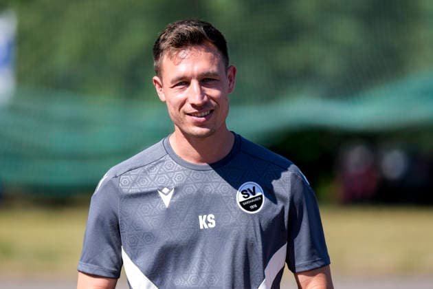 Kevin Stotz (Trainer, Cheftrainer, SVS), Einzelbild, Einzelfoto, Aktion, Action, Freude, freuen, freut sich, freundlich, fröhlich, glücklich, strahlend, optimistisch, 24.06.2026, Sandhausen (Deutschland), Fussball, Regionalliga Südwest, Trainingsauftakt beim SV Sandhausen *** Kevin Stotz, Coach, Head Coach, SVS, single image, single photo, action, joy, happy, delighted, friendly, cheerful, happy, beaming, optimistic, June 24, 2026, Sandhausen, Germany, soccer, Regionalliga Südwest, start of training at SV Sandhausen,detected_source_language xozx