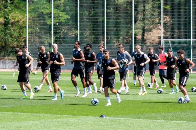 Spieler vom SV Sandhausen (SVS) beim gemeinsamen Aufwärmen, gemeinsames Aufwärmprogramm, Warmlaufen, Training, Übungseinheit, Aktion, Action, 24.06.2026, Sandhausen (Deutschland), Fussball, Regionalliga Südwest, Trainingsauftakt beim SV Sandhausen *** SV Sandhausen (SVS) players warming up together, group warm-up routine, warm-up, training, practice session, action, June 24, 2026, Sandhausen, Germany, soccer, Regionalliga Südwest, start of training at SV Sandhausen,detected_source_language xozx