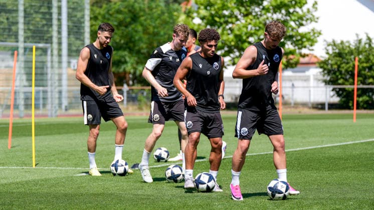 v.li.: David Mamutovic (SVS, 7), Ken Gipson (SVS, 24), Yanis Outman (SVS, 17), Niklas Tarnat (SVS, 6), Spieler vom SV Sandhausen (SVS) beim gemeinsamen Aufwärmen, gemeinsames Aufwärmprogramm, Warmlaufen, Training, Übungseinheit, Aktion, Action, 24.06.2026, Sandhausen (Deutschland), Fussball, Regionalliga Südwest, Trainingsauftakt beim SV Sandhausen *** From left xozx