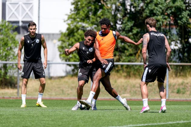 v.li.: Yanis Outman (SVS, 17), Yannick Osee (SVS, 13), Zweikampf, Spielszene, Duell, duel, tackle, tackling, Dynamik, Action, Aktion, 24.06.2026, Sandhausen (Deutschland), Fussball, Regionalliga Südwest, Trainingsauftakt beim SV Sandhausen *** v li Yanis Outman SVS, 17, Yannick Osee SVS, 13, tackle, game scene, duel, tackle, tackling, dynamic, action, June 24, 2026, Sandhausen, Germany, soccer, Regionalliga Südwest, start of training at SV Sandhausen,detected_source_language xozx