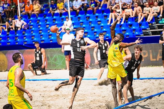 ZELSER Lars ( 6; Deutschland Beachhandball Nationalmannschaft) springt im Sand und zieht ab, während ein brasilianischer Abwehrspieler ( 11) den Arm hochreißt. Im Hintergrund verfolgen zahlreiche Zuschauer das Spiel am Jarun See in Zagreb. IHF Beach Handball World Championship, WM, Weltmeisterschaft 2026, 23.06.2026, Zagreb, Jarun See *** Lars ZELSER (No. 6), a member of the German national beach handball team, jumps in the sand and shoots, while a Brazilian defender (No. 11) raises his arm. In the background, numerous spectators watch the game at Lake Jarun in Zagreb during the 2026 IHF Beach Handball World Championship, June 23, 2026, Zagreb, Lake Jarun,detected_source_language Copyright: xspeedshotx xDorianfrickx