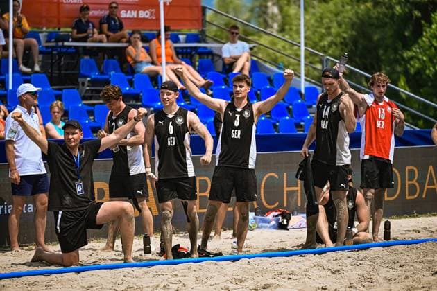 Die deutsche Beachhandball-Nationalmannschaft feiert ausgelassen auf dem Sandplatz am Jarun See in Zagreb. ZELSER Lars ( 6) und LIEBECK Lennart ( 3) reißen die Arme in die Höhe, begleitet von Teamkollegen und Betreuern. IHF Beach Handball World Championship, WM, Weltmeisterschaft 2026, 23.06.2026, Zagreb, Jarun See *** The German national beach handball team celebrates exuberantly on the sand court at Lake Jarun in Zagreb. Lars ZELSER (6) and Lennart LIEBECK (3) raise their arms in the air, joined by teammates and coaches. IHF Beach Handball World Championship 2026, June 23, 2026, Zagreb, Lake Jarun,detected_source_language Copyright: xspeedshotx xDorianfrickx