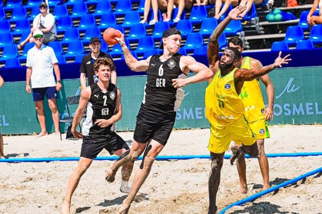 Lars Zelser ( 6; Deutschland Beachhandball Nationalmannschaft) springt zum Wurf und wird von einem brasilianischen Abwehrspieler bedrängt. Im Hintergrund läuft Lennart Wörmann ( 2; Deutschland) mit ins Angriffsspiel. IHF Beach Handball World Championship, WM, Weltmeisterschaft 2026, 23.06.2026, Zagreb, Jarun See *** Lars Zelser 6, Germany’s national beach handball team, jumps to take a shot and is pressured by a Brazilian defender. In the background, Lennart Wörmann 2, Germany, joins the attack. 2026 IHF Beach Handball World Championship, June 23, 2026, Zagreb, Lake Jarun,detected_source_language Copyright: xspeedshotx xDorianfrickx