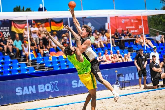 Ein Spieler der deutschen Beachhandball-Nationalmannschaft springt hoch und wirft den Ball, während ein Gegner im grün-gelben Trikot versucht, den Wurf zu blocken. Die Szene findet am Jarun See in Zagreb vor gut besetzten Tribünen statt. IHF Beach Handball World Championship, WM, Weltmeisterschaft 2026, 23.06.2026, Zagreb, Jarun See *** A player on the German national beach handball team jumps high and throws the ball, while an opponent in a green-and-yellow jersey tries to block the shot. The scene takes place at Lake Jarun in Zagreb in front of a large crowd. IHF Beach Handball World Championship 2026, June 23, 2026, Zagreb, Lake Jarun,detected_source_language Copyright: xspeedshotx xDorianfrickx