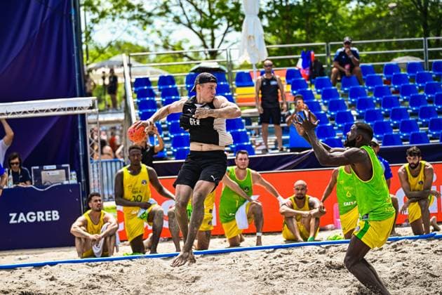 Ein Spieler der deutschen Beachhandball Nationalmannschaft springt mit Ball in der Wurfvorbereitung, während ein brasilianischer Abwehrspieler die Arme ausstreckt. Die Szene findet im Sand am Jarun See in Zagreb statt. IHF Beach Handball World Championship, WM, Weltmeisterschaft 2026, 23.06.2026, Zagreb, Jarun See *** A player on the German national beach handball team jumps with the ball, preparing to shoot, while a Brazilian defender stretches out his arms. The scene takes place on the sand at Lake Jarun in Zagreb. IHF Beach Handball World Championship 2026, June 23, 2026, Zagreb, Lake Jarun,detected_source_language Copyright: xspeedshotx xDorianfrickx