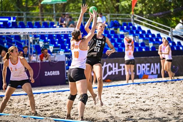 Dilayla Alarslan ( 12; Deutsche Frauen Beachhandball Nationalmannschaft) springt im Sand und wirft über eine niederländische Gegenspielerin ( 10) hinweg auf das Tor. Am Jarun See in Zagreb liefern sich beide Teams einen intensiven Zweikampf im Beachhandball. IHF Beach Handball World Championship, WM, Weltmeisterschaft 2026, 23.06.2026, Zagreb, Jarun See *** Dilayla Alarslan, a member of the German women’s beach handball national team, jumps in the sand and shoots toward the goal over a Dutch opponent. At Lake Jarun in Zagreb, both teams are locked in an intense battle during the 2026 IHF Beach Handball World Championship, June 23, 2026, Zagreb, Lake Jarun,detected_source_language Copyright: xspeedshotx xDorianfrickx