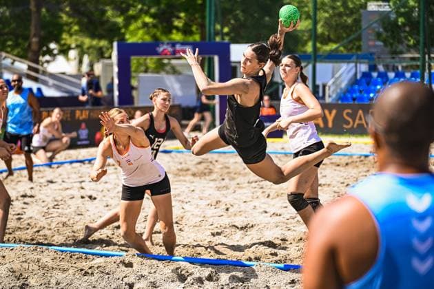 Eine Spielerin der Deutschen Frauen Beachhandball Nationalmannschaft springt zum Wurf mit dem grünen Ball, während Gegenspielerinnen in weißen Trikots versuchen zu blocken. Die Szene findet auf dem Sandplatz am Jarun See in Zagreb statt. IHF Beach Handball World Championship, WM, Weltmeisterschaft 2026, 23.06.2026, Zagreb, Jarun See *** A player on the German womens national beach handball team jumps to shoot the green ball, while opponents in white jerseys try to block her. The scene takes place on the sand court at Lake Jarun in Zagreb. 2026 IHF Beach Handball World Championship, June 23, 2026, Zagreb, Lake Jarun,detected_source_language Copyright: xspeedshotx xDorianfrickx