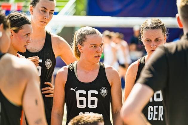 Amelie Möllmann ( 66; Deutsche Frauen Beachhandball Nationalmannschaft) steht im Mittelpunkt einer Teambesprechung am Jarun See in Zagreb. Die Spielerinnen stehen eng zusammen und wirken konzentriert. IHF Beach Handball World Championship, WM, Weltmeisterschaft 2026, 23.06.2026, Zagreb, Jarun See *** Amelie Möllmann 66 The German Womens Beach Handball National Team is the focus of a team meeting at Lake Jarun in Zagreb. The players stand close together and appear focused. 2026 IHF Beach Handball World Championship, June 23, 2026, Zagreb, Lake Jarun,detected_source_language Copyright: xspeedshotx xDorianfrickx