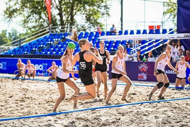 Amelie Möllmann ( 66; Deutsche Frauen Beachhandball Nationalmannschaft) springt im Sand und zieht zum Wurf ab, der grüne Ball ist klar im Bild. Gegenspielerinnen in orangefarbenen Trikots versuchen den Angriff zu unterbinden. IHF Beach Handball World Championship, WM, Weltmeisterschaft 2026, 23.06.2026, Zagreb, Jarun See *** Amelie Möllmann, 66, of the German Women’s Beach Handball National Team, jumps in the sand and takes a shot; the green ball is clearly visible in the frame. Opponents in orange jerseys try to stop the attack. 2026 IHF Beach Handball World Championship, June 23, 2026, Zagreb, Lake Jarun,detected_source_language Copyright: xspeedshotx xDorianfrickx