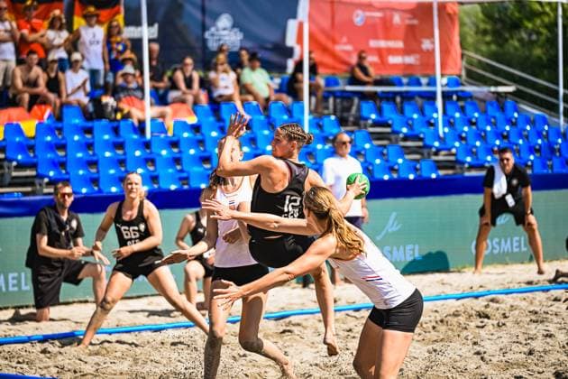 ALARSLAN Dilayla ( 12; Deutsche Frauen Beachhandball Nationalmannschaft) springt im Sand und wirft den Ball, während eine Gegenspielerin sie bedrängt. Im Hintergrund ist MÖLLMANN Amelie ( 66; Deutsche Frauen Beachhandball Nationalmannschaft) zu sehen, die die Szene beobachtet. IHF Beach Handball World Championship, WM, Weltmeisterschaft 2026, 23.06.2026, Zagreb, Jarun See *** ALARSLAN Dilayla, 12, of the German Womens Beach Handball National Team, jumps in the sand and throws the ball, while an opponent pressures her. In the background, Amelie Möllmann 66 of the German Women’s Beach Handball National Team can be seen watching the scene. IHF Beach Handball World Championship 2026, June 23, 2026, Zagreb, Lake Jarun,detected_source_language Copyright: xspeedshotx xDorianfrickx
