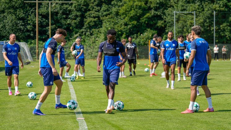 24.06.2026, Trainingsplatz, Meppen, GER, Fußball, 3. Liga: Trainingsauftakt des SV Meppen, Links vorne ist Luis Sprekelmeyer (SV Meppen 19), in der Mitte Nikell Touglo (SV Meppen 20) und rechts vorne ist Oliver Schmitt (SV Meppen 7) DFL REGULATIONS PROHIBIT ANY USE OF PHOTOGRAPHS AS IMAGE SEQUENCES AND OR QUASI-VIDEO. Meppen Niedersachsen Deutschland Trainingsplatz *** June 24, 2026, Training Field, Meppen, GER, Soccer, 3rd Division
