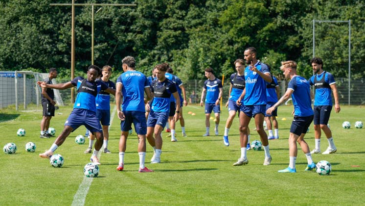 24.06.2026, Trainingsplatz, Meppen, GER, Fußball, 3. Liga: Trainingsauftakt des SV Meppen, Übungsszene, links am Ball ist Nikell Touglo (SV Meppen 20) DFL REGULATIONS PROHIBIT ANY USE OF PHOTOGRAPHS AS IMAGE SEQUENCES AND OR QUASI-VIDEO. Meppen Niedersachsen Deutschland Trainingsplatz *** June 24, 2026, Training Field, Meppen, GER, Soccer, SV Meppens 3rd Division training kickoff, training scene, Nikell Touglo is on the ball on the left, SV Meppen 20. DFL REGULATIONS PROHIBIT ANY USE OF PHOTOGRAPHS AS IMAGE SEQUENCES AND OR QUASI-VIDEO. Meppen, Lower Saxony, Germany, Training Ground,detected_source_language