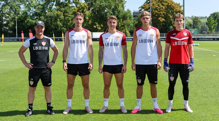 Stuttgart , Fußball VfB Stuttgart II Trainingsauftakt, v.l. Trainer Nico Willig mit den Neuzugängen Oliver Rölke, Veit Stange, Tim van der Leij und Julian Bock *** Stuttgart, Soccer