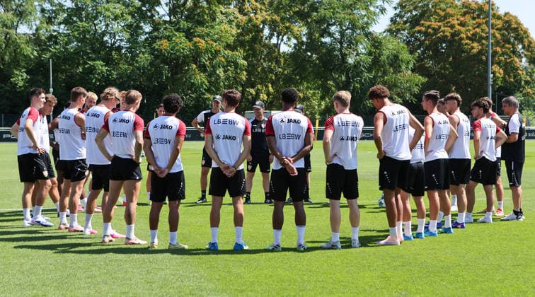 Stuttgart , Fußball VfB Stuttgart II Trainingsauftakt, Trainer Nico Willig (im Kreis, rechts) bei der Ansprache an die Mannschaft *** Stuttgart, Soccer