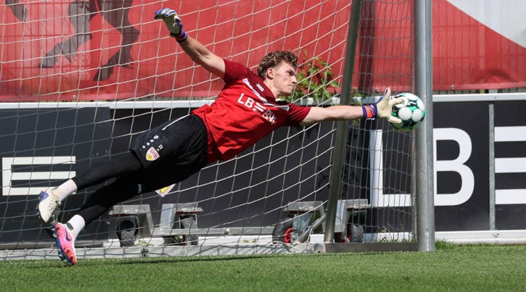 Stuttgart , Fußball VfB Stuttgart II Trainingsauftakt, Neuzugang Julian Bock *** Stuttgart, Soccer