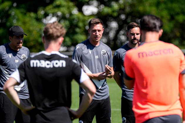 Kevin Stotz (Trainer, Cheftrainer, SVS), gibt seinen Spielern Anweisungen, gestikuliert, mit den Armen gestikulieren, Einzelbild, Einzelfoto, Aktion, Action, 24.06.2026, Sandhausen (Deutschland), Fussball, Regionalliga Südwest, Trainingsauftakt beim SV Sandhausen