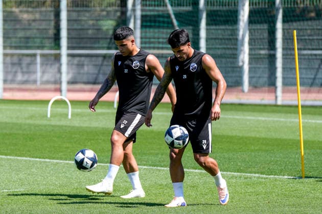 v.li.: Seyhan Yigit (SVS, 22), Tasos Leonidis (SVS, 29, Neuzugang), Spieler vom SV Sandhausen (SVS), Aktion, Action, Spielszene, 24.06.2026, Sandhausen (Deutschland), Fussball, Regionalliga Südwest, Trainingsauftakt beim SV Sandhausen *** From left xozx