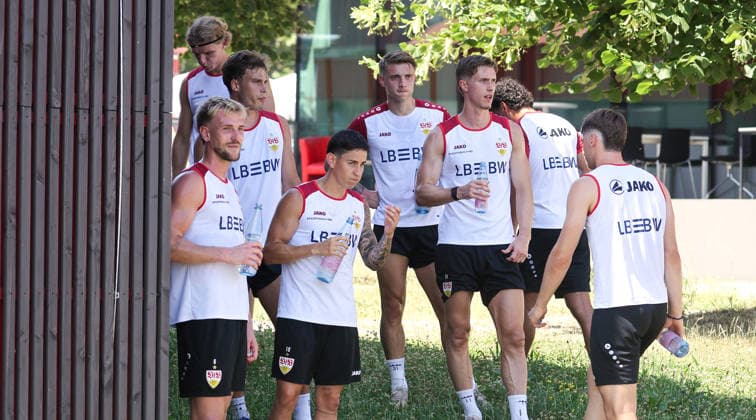 Stuttgart , Fußball VfB Stuttgart II Trainingsauftakt, Feature, die Spieler machen Trinkpause im Schatten *** Stuttgart, Soccer