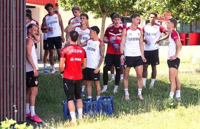 Stuttgart , Fußball VfB Stuttgart II Trainingsauftakt, Feature, die Spieler machen Trinkpause im Schatten *** Stuttgart, Soccer