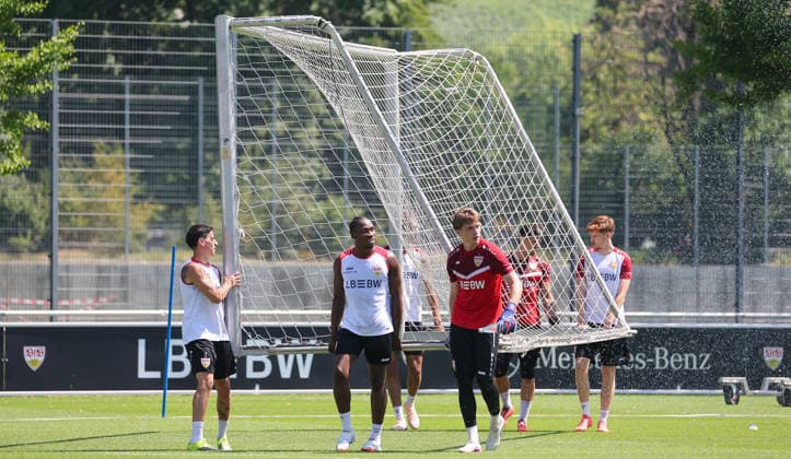 Stuttgart , Fußball VfB Stuttgart II Trainingsauftakt, v.l. Nicolas Sessa, Mohamed Sankoh, Julian Bock tragen das Tor auf den Platz *** Stuttgart, Soccer