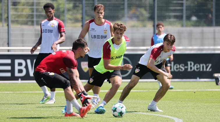 Stuttgart , Fußball VfB Stuttgart II Trainingsauftakt, vorn v.l. Dominik Draband, Lauri Penna, Neno Zezelj *** Stuttgart, Soccer