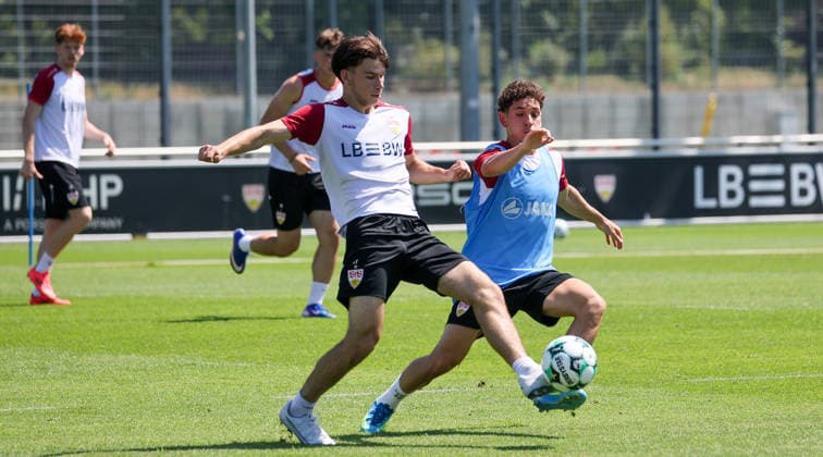 Stuttgart , Fußball VfB Stuttgart II Trainingsauftakt, v.l. Neno Zezelj, Tuncay Durna *** Stuttgart, Soccer