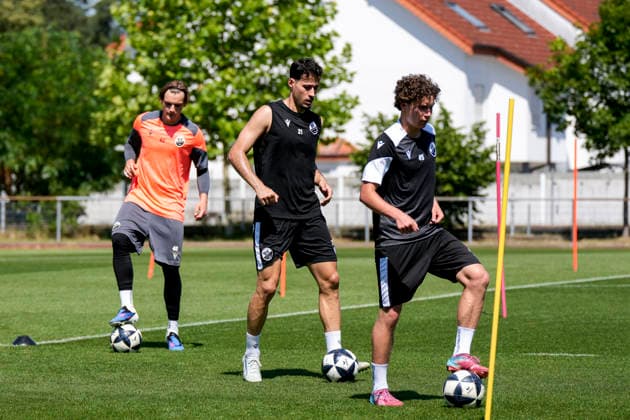 v.li.: Noah Loos (Torwart, SVS, 40), Lukas Mazagg (SVS, 21, Neuzugang), Batu Jonathan Akgöz (SVS, 45), Spieler vom SV Sandhausen (SVS) beim gemeinsamen Aufwärmen, gemeinsames Aufwärmprogramm, Warmlaufen, Training, Übungseinheit, Aktion, Action, 24.06.2026, Sandhausen (Deutschland), Fussball, Regionalliga Südwest, Trainingsauftakt beim SV Sandhausen *** From left xozx