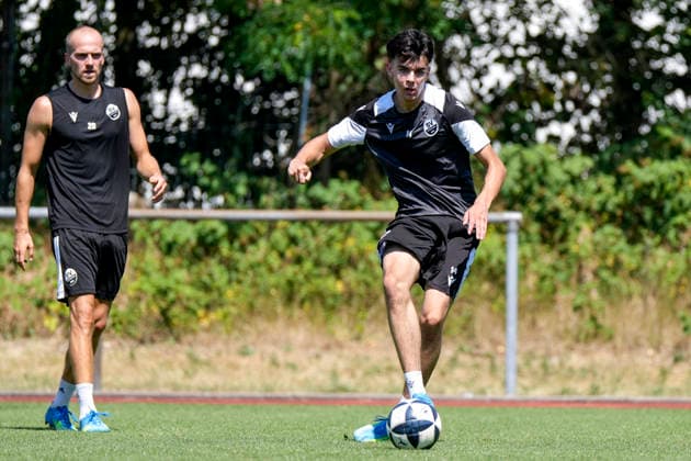 v.li.: Phil Halbauer (SVS, 20), Luka Vukoja (SVS, 14), Spieler vom SV Sandhausen (SVS), Aktion, Action, Spielszene, 24.06.2026, Sandhausen (Deutschland), Fussball, Regionalliga Südwest, Trainingsauftakt beim SV Sandhausen *** From left xozx