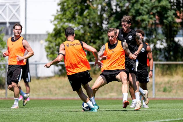 v.li.: Mert Tasdelen (SVS, 11, Neuzugang), Marco Kehl-Gomez (SVS, 33, Neuzugang), Tim Korzuschek (SVS, 18, Neuzugang), Zweikampf, Spielszene, Duell, duel, tackle, tackling, Dynamik, Action, Aktion, 24.06.2026, Sandhausen (Deutschland), Fussball, Regionalliga Südwest, Trainingsauftakt beim SV Sandhausen *** From left xozx
