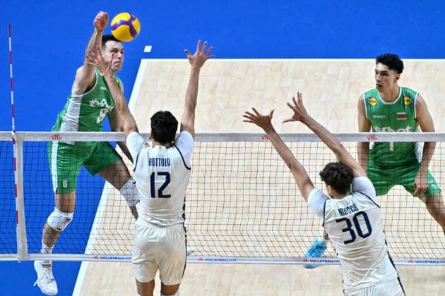 LJUBLJANA, SLOVENIA - JUNE 24: Asparuh Asparuhov of Bulgaria (L) in action against Mattia Bottolo of Italy (2L) during the FIVB Men s Volleyball Nations League match between Bulgaria and Italy at Arena Stozice, Ljubljana on June 24, 2026 in Ljubljana, Slovenia. (Photo by Igor Kupljenik Sports Press Photo).  Copyright: xIgorxKupljenikx xSPPx Sportspressphoto_SPR175076