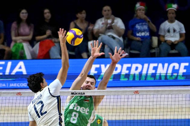 LJUBLJANA, SLOVENIA - JUNE 24: Mattia Bottolo of Italy (L) in action against Asparuh Asparuhov of Bulgaria (R) during the FIVB Men s Volleyball Nations League match between Bulgaria and Italy at Arena Stozice, Ljubljana on June 24, 2026 in Ljubljana, Slovenia. (Photo by Igor Kupljenik Sports Press Photo).  Copyright: xIgorxKupljenikx xSPPx Sportspressphoto_SPR175093