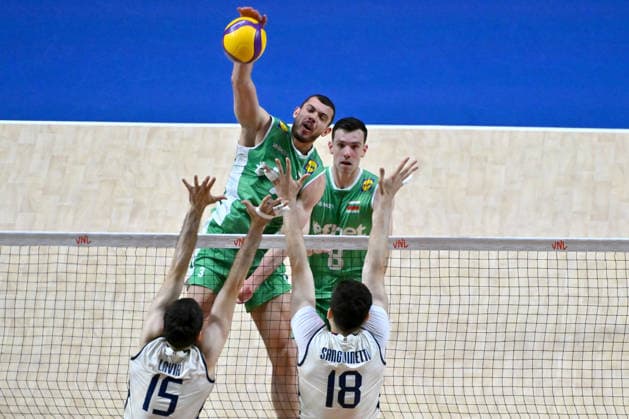 LJUBLJANA, SLOVENIA - JUNE 24: Iliya Petkov of Bulgaria (2L) in action against Giovanni Sanguinetti of Italy (R) during the FIVB Men s Volleyball Nations League match between Bulgaria and Italy at Arena Stozice, Ljubljana on June 24, 2026 in Ljubljana, Slovenia. (Photo by Igor Kupljenik Sports Press Photo).  Copyright: xIgorxKupljenikx xSPPx Sportspressphoto_SPR175095