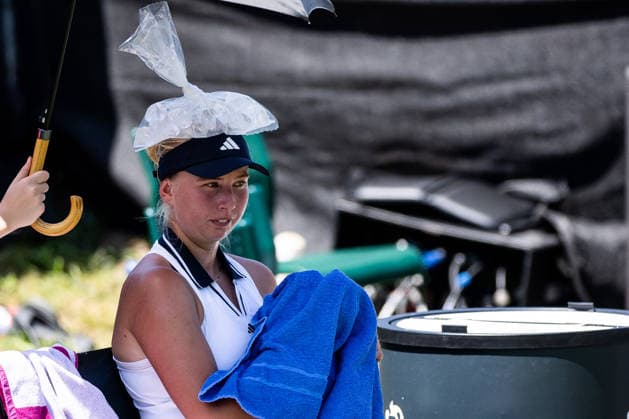 BAD HOMBURG, GERMANY - JUNE 24: Clara Tauson (DEN) cooling herself with an ice bag on her head during the Bad Homburg Open powered by Solarwatt Singles match between Qinwen Zheng (CHN) vs Clara Tauson (DEN) at Kurpark Bad Homburg on June 24, 2026 in Bad Homburg, Germany. Hessen Germany Copyright: xSteffiexWunderlx