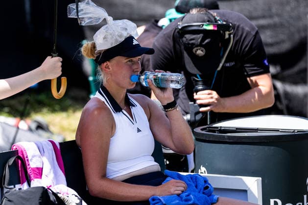 BAD HOMBURG, GERMANY - JUNE 24: Clara Tauson (DEN) hydrating, cooling herself with an ice bag, during the Bad Homburg Open powered by Solarwatt Singles match between Qinwen Zheng (CHN) vs Clara Tauson (DEN) at Kurpark Bad Homburg on June 24, 2026 in Bad Homburg, Germany. Hessen Germany Copyright: xSteffiexWunderlx