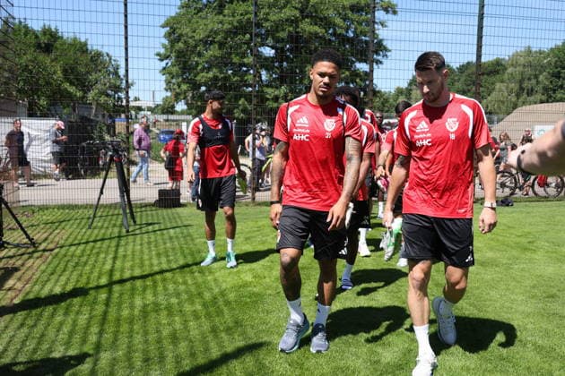 Die Mannschaft kommt zum Trainingsgelände. Fussball 2. Liga 2026 2027 FC Energie Cottbus - Trainingsauftakt *** The team arrives at the training facility for the 2026–2027 2nd Division soccer season