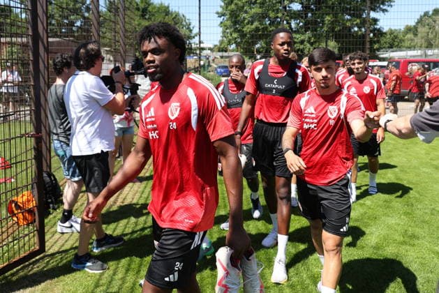 Die Mannschaft kommt zum Trainingsgelände. Fussball 2. Liga 2026 2027 FC Energie Cottbus - Trainingsauftakt *** The team arrives at the training facility for the 2026–2027 2nd Division soccer season