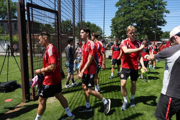 Die Mannschaft kommt zum Trainingsgelände. Fussball 2. Liga 2026 2027 FC Energie Cottbus - Trainingsauftakt *** The team arrives at the training facility for the 2026–2027 2nd Division soccer season