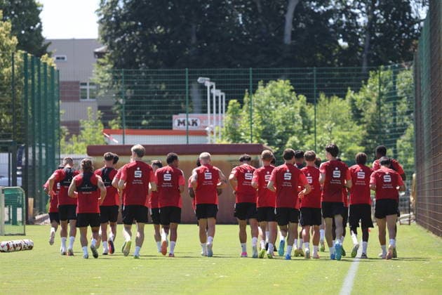 Einlaufen Fussball 2. Liga 2026 2027 FC Energie Cottbus - Trainingsauftakt *** Pre-season Soccer 2nd Division 2026–2027 FC Energie Cottbus Start of Training,detected_source_language