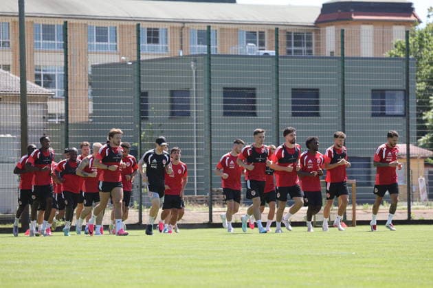 Einlaufen Fussball 2. Liga 2026 2027 FC Energie Cottbus - Trainingsauftakt *** Pre-season Soccer 2nd Division 2026–2027 FC Energie Cottbus Start of Training,detected_source_language