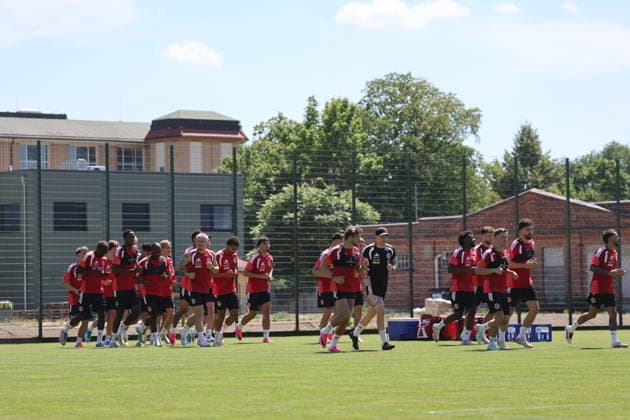 Einlaufen Fussball 2. Liga 2026 2027 FC Energie Cottbus - Trainingsauftakt *** Pre-season Soccer 2nd Division 2026–2027 FC Energie Cottbus Start of Training,detected_source_language
