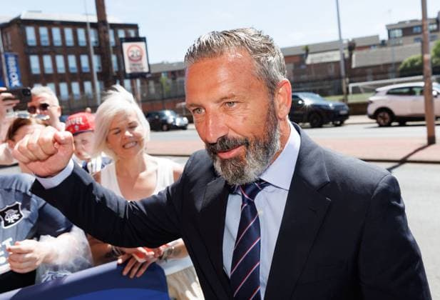 Rangers new manager Derek McInnes meets fans as he arrives at Ibrox. Derek McInnes press conference, PK, Pressekonferenz William Hill Scottish Premiership, Football, Ibrox Stadium, Glasgow, Scotland - 24 Jun 2026Glasgow Ibrox Stadium United Kingdom EDITORIAL USE ONLY No use with unauthorised audio, video, data, fixture lists, club league logos or live services. Online in-match use limited to 120 images, no video emulation. No use in betting, games or single club league player publications.  Copyright: xRobertxPerry Shutterstockx 16957748a