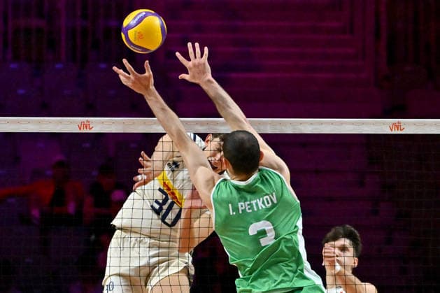 LJUBLJANA, SLOVENIA - JUNE 24: Leandro Ausibio Mosca of Italy (L) in action against Iliya Petkov of Bulgaria (R) during the FIVB Men s Volleyball Nations League match between Bulgaria and Italy at Arena Stozice, Ljubljana on June 24, 2026 in Ljubljana, Slovenia. (Photo by Igor Kupljenik Sports Press Photo).  Copyright: xIgorxKupljenikx xSPPx Sportspressphoto_SPR175105